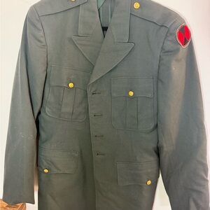 Dark Green Military Field Jacket with Durable Fabric and Classic Design